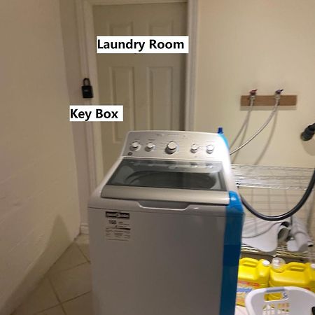 Basemewnt Room With Private Bathroom 36C Toronto Exterior foto