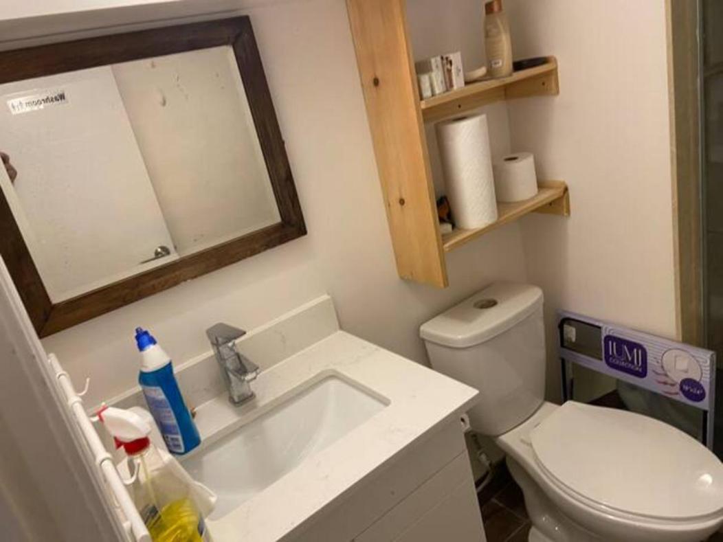 Basemewnt Room With Private Bathroom 36C Toronto Exterior foto