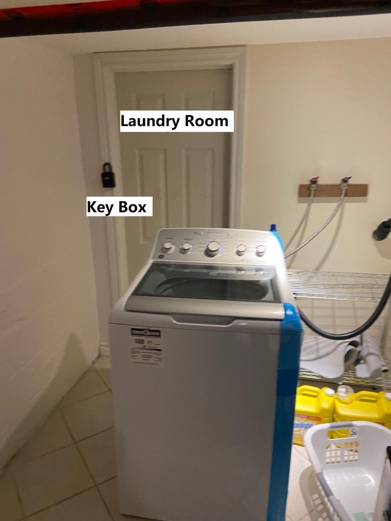 Basemewnt Room With Private Bathroom 36C Toronto Exterior foto